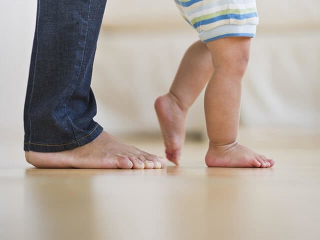 Что делать если ребенок 3 года косолапит на одну ногу thumbnail